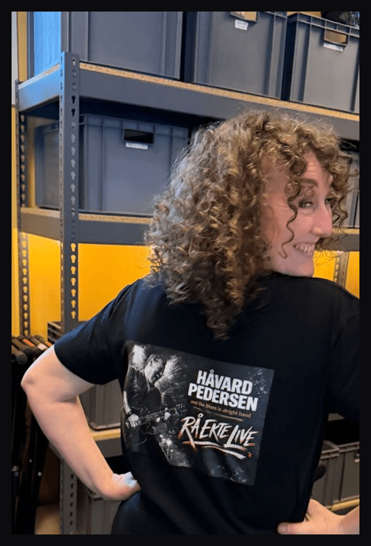 Rå Ekte Live t-shirt worn on stage